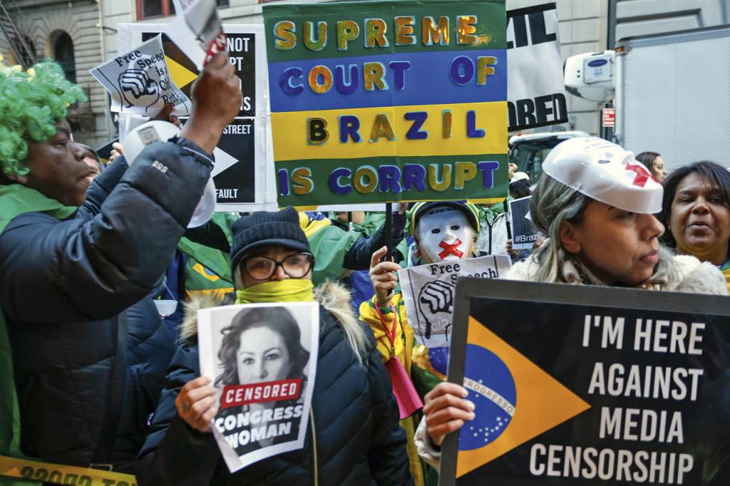 REAÇÃO - Manifestantes em Nova York: bolsonaristas acusam STF de “censurar” políticos conservadores -