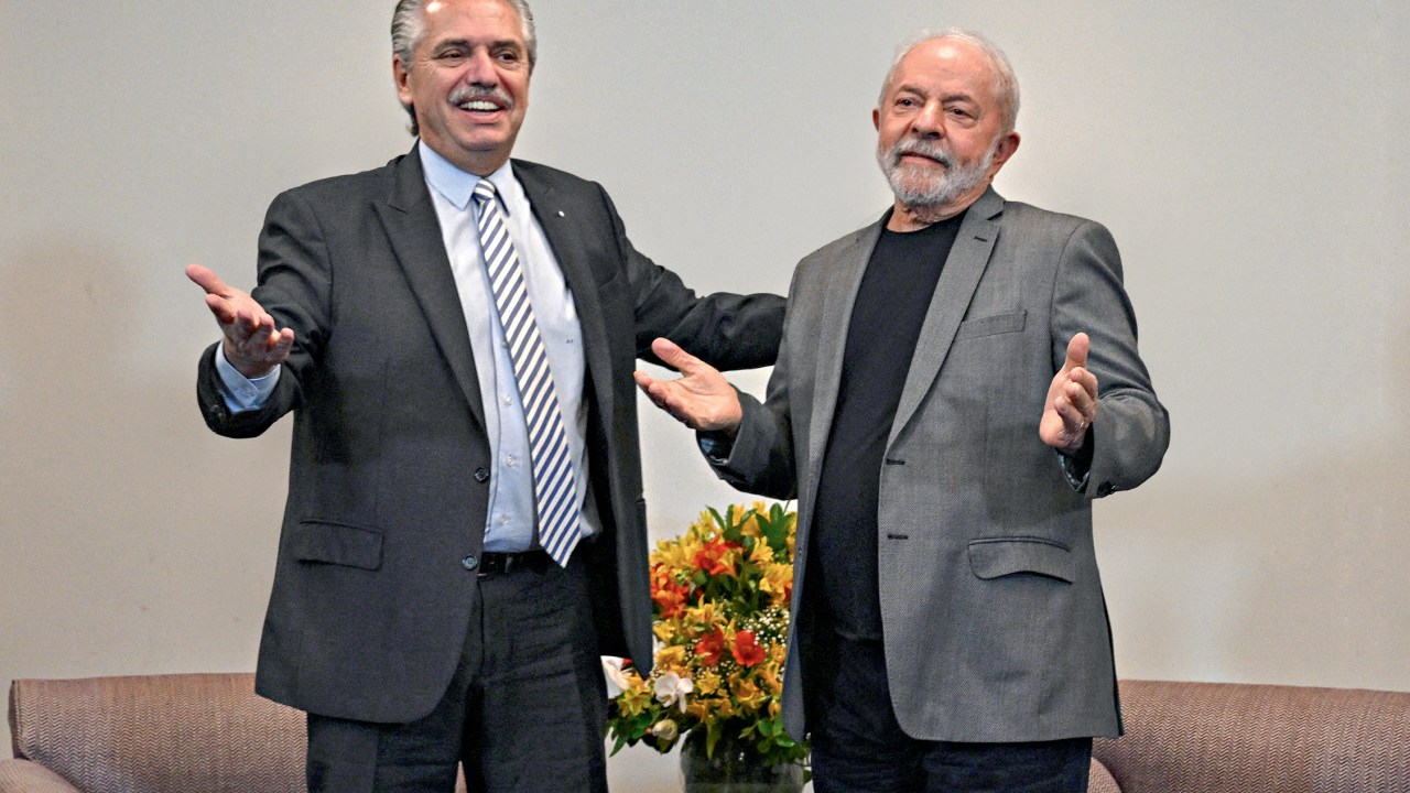 Argentina's President Alberto Fernandez (L) and Brazil's President-elect Luiz Inacio Lula da Silva pose for pictures during a meeting in Sao Paulo, Brazil, on October 31, 2022, a day after the latter reclaimed the presidency in a run-off election. - A tense Brazil awaited Jair Bolsonaro's next move Monday, as the far-right incumbent remained silent after losing a razor-thin runoff presidential election to veteran leftist Luiz Inacio Lula da Silva -- who now faces a tough to-do list. Bolsonaro was defeated by Lula with a score of 51 percent to 49 percent -- the tightest race since Brazil returned to democracy after its 1964-1985 military dictatorship. (Photo by Nelson ALMEIDA / AFP)