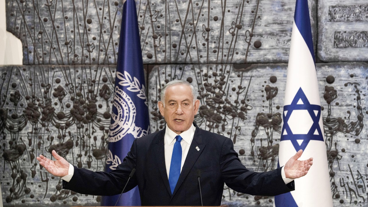 O RETORNO - Netanyahu: conquista da maioria no Parlamento com guinada da direita moderada para o extremismo -