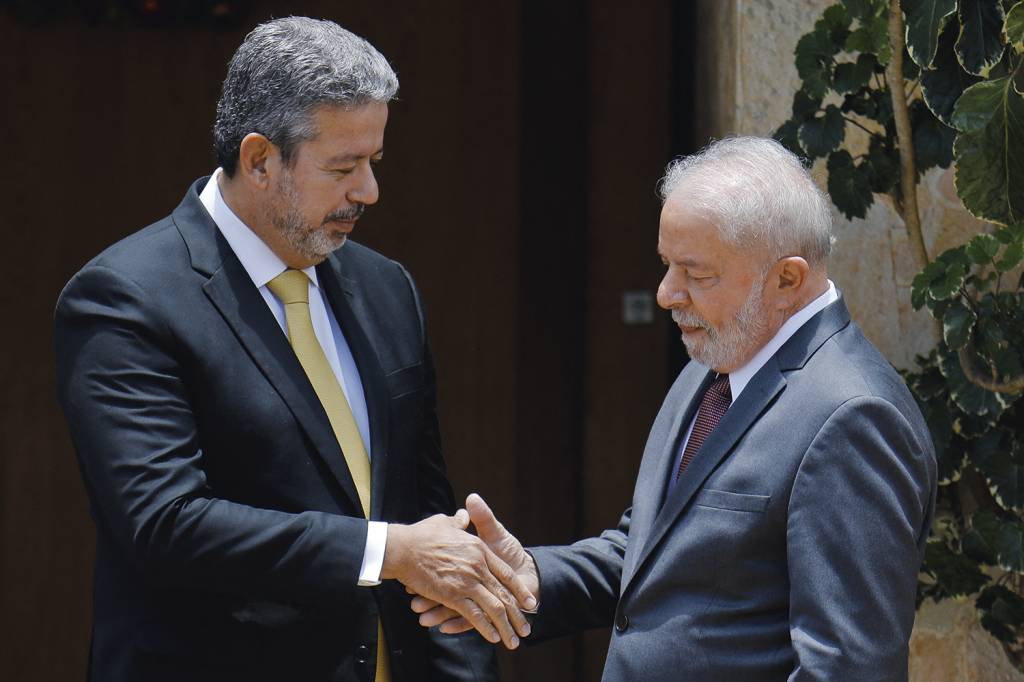APROXIMAÇÃO - Arthur Lira e Lula: de olho em recondução, presidente da Câmara tem dialogado com aliados do petista -