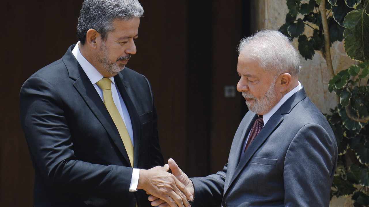 APROXIMAÇÃO - Arthur Lira e Lula: de olho em recondução, presidente da Câmara tem dialogado com aliados do petista -