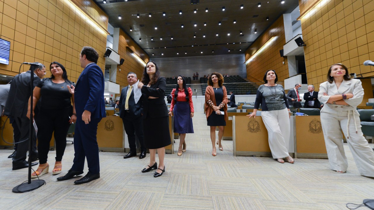 Deputados observam votação de projeto que reajustou em 50% os salários do governador, vice e secretários estaduais em São Paulo