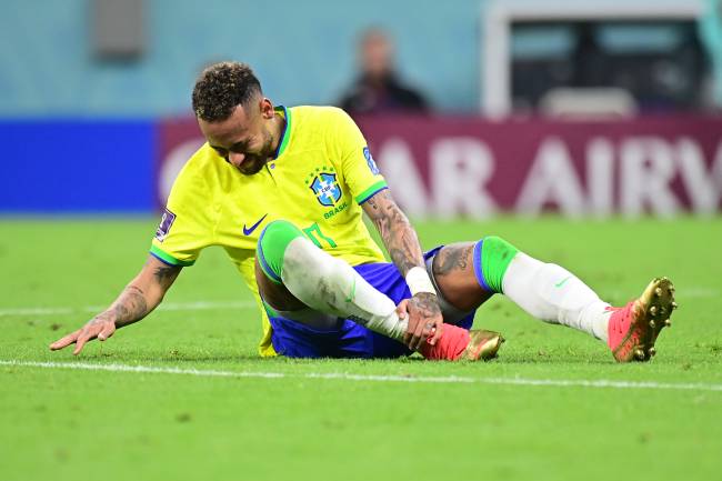 Neymar acusou dores no tornozelo direito -