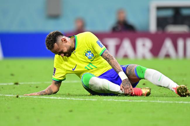 Neymar acusou dores no tornozelo direito -