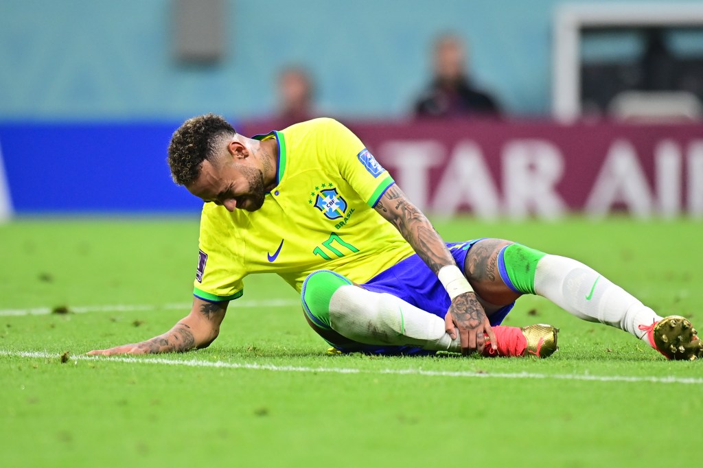 Neymar acusou dores no tornozelo direito -