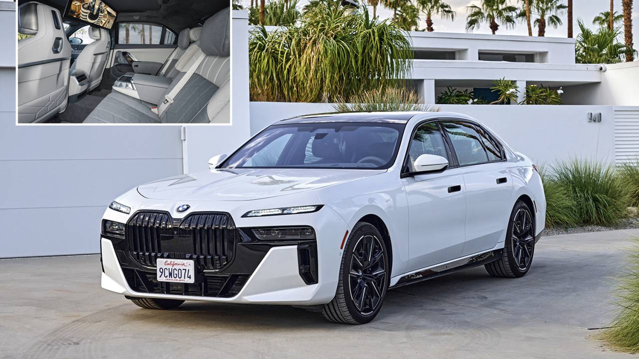 BMW SÉRIE 7 - A tela 8K de 31 polegadas posicionada atrás dos bancos dianteiros permite que os passageiros vejam filmes e controlem o serviço com tablets -
