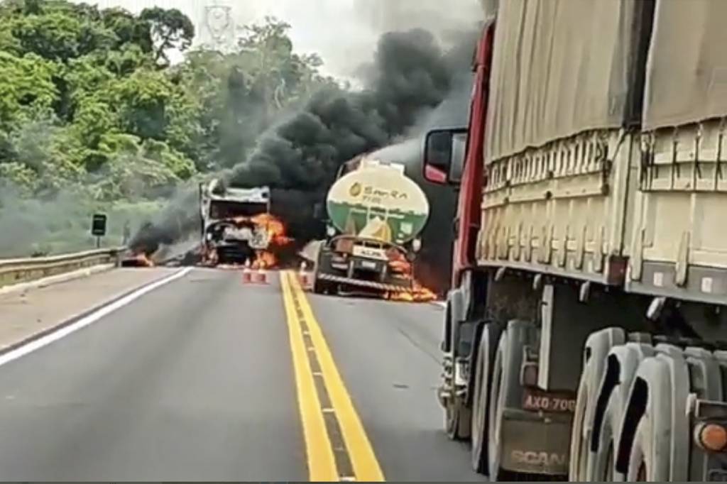 CAMINHOES-INCENDIADOS-BR-163-PROTESTOS-2022-89.png BADERNA - Bloqueios nas estradas: bombas caseiras, pregos fincados em bananas e barricadas com incêndios -