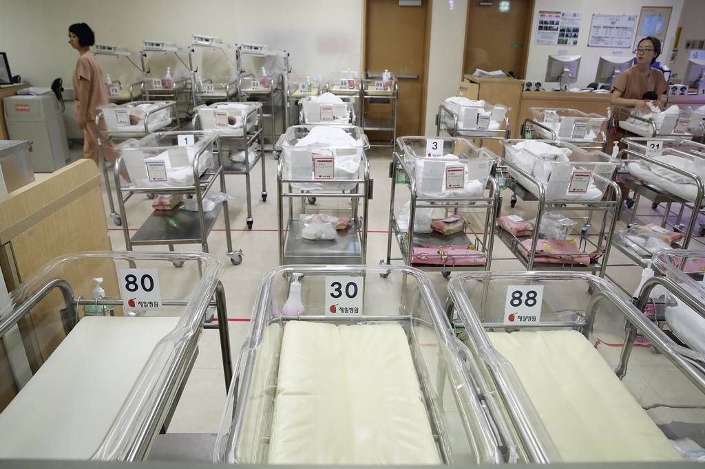 EM BAIXA - Berçário semivazio em maternidade de Seul: a taxa de fecundidade sul-coreana é a mais baixa do mundo -