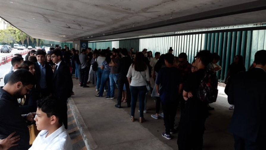 Fila para acompanhar a cerimônia que honrou Lewis Hamilton como cidadão honorário brasileiro