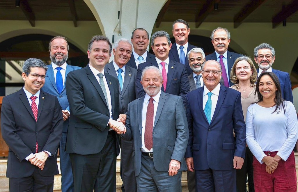 O presidente eleito, Luiz Inácio Lula da Silva (PT), cumprimenta o presidente do Senado, Rodrigo Pacheco (PSD), ao lado do vice-presidente eleito, Geraldo Alckmin (PSB), e parlamentares aliados