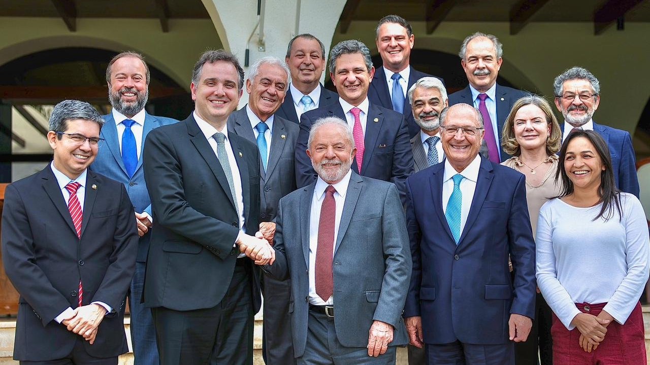 O presidente eleito, Luiz Inácio Lula da Silva (PT), cumprimenta o presidente do Senado, Rodrigo Pacheco (PSD), ao lado do vice-presidente eleito, Geraldo Alckmin (PSB), e parlamentares aliados