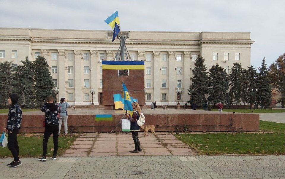 Bandeira ucraniana voa ao lado da bandeira da União Europeia no centro do Kherson após retirada russa - 11/11/2022