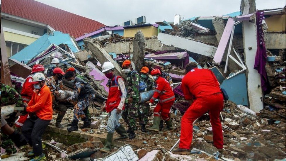 Quatro escolas e 52 casas desabaram ou foram seriamente danificadas devido ao terremoto em Cinjur, na Indonésia - 21/11/2022