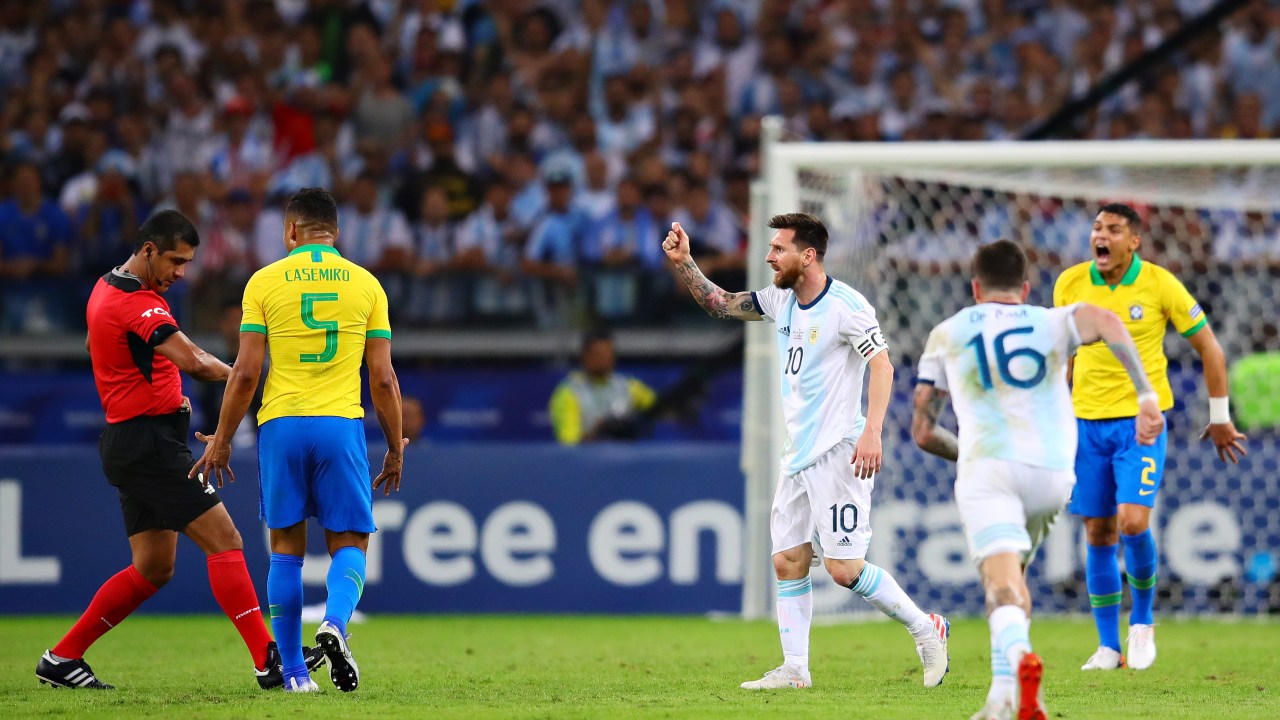 Cena rara: Messi reclamando com a arbitragem em derrota para o Brasil no Mineirão