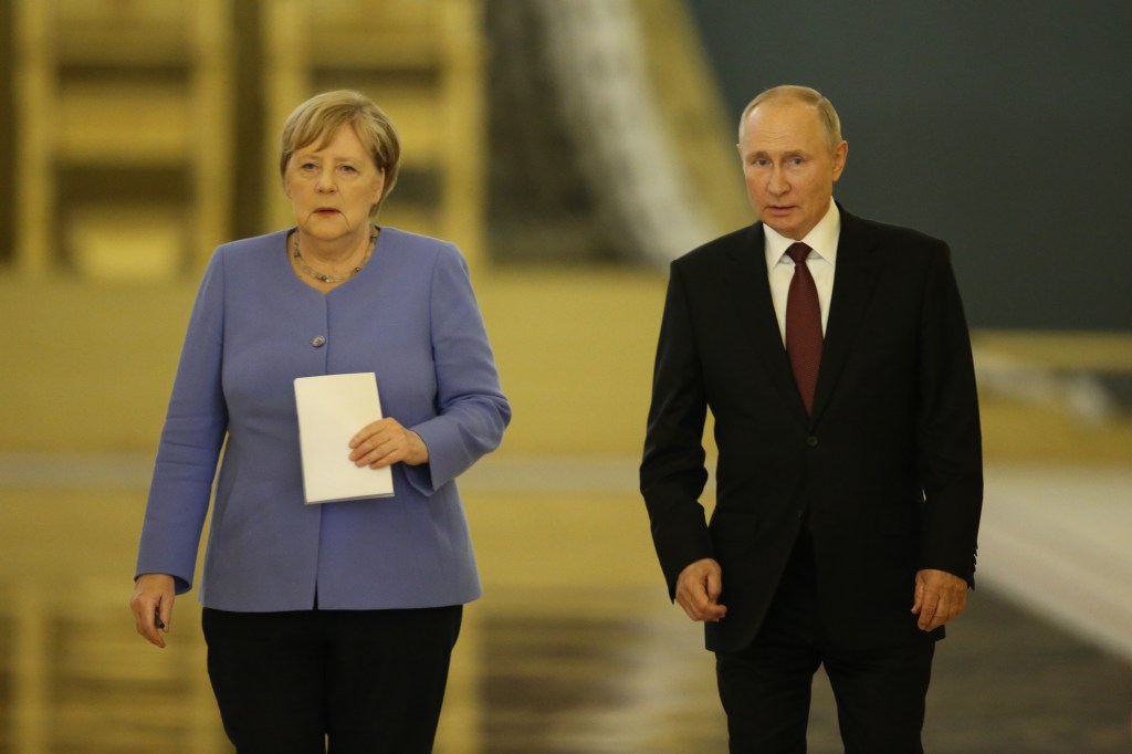 O presidente russo Vladimir Putin (R) e a chanceler alemã Angela Merkel (L) vistos durante sua coletiva de imprensa conjunta após sua reunião bilateral no Grande Palácio do Kremlin em 20 de agosto de 2021 em Moscou, Rússia . Angela Merkel chegou a Moscou na sexta-feira para se encontrar com o presidente Putin.