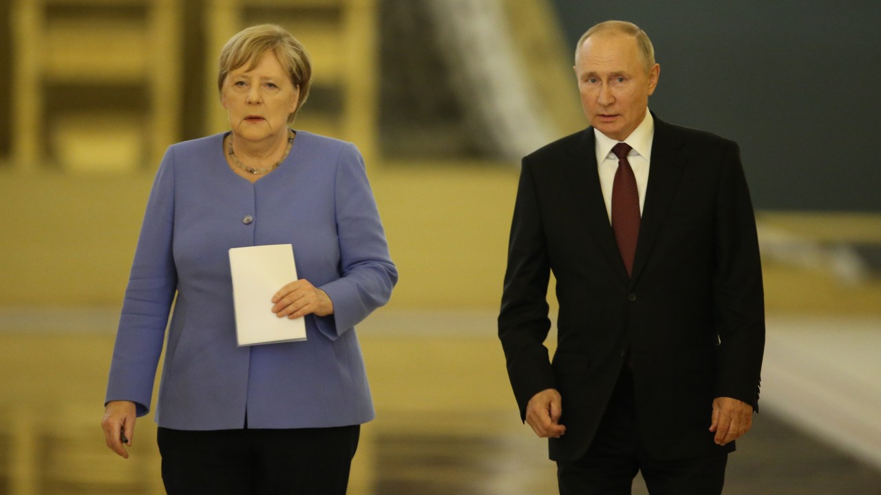O presidente russo Vladimir Putin (R) e a chanceler alemã Angela Merkel (L) vistos durante sua coletiva de imprensa conjunta após sua reunião bilateral no Grande Palácio do Kremlin em 20 de agosto de 2021 em Moscou, Rússia . Angela Merkel chegou a Moscou na sexta-feira para se encontrar com o presidente Putin.