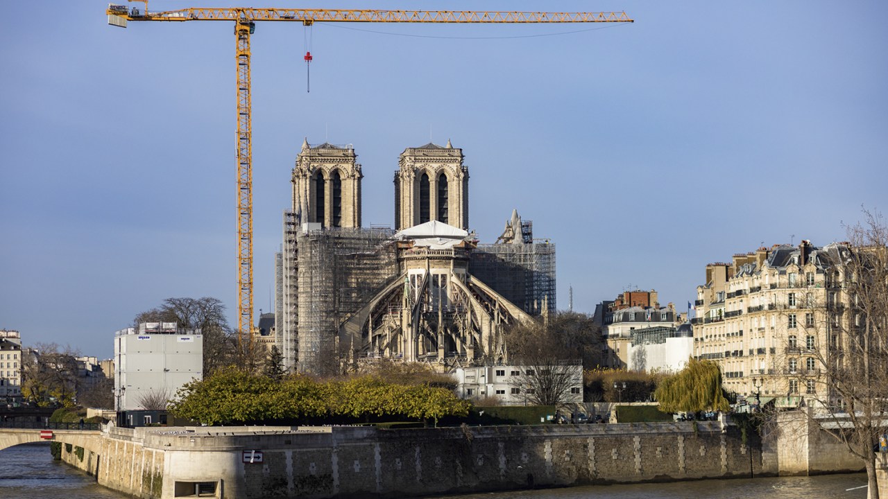 MODO SÉCULO XXI - A bela Notre-Dame: entre as novidades, obras contemporâneas, efeitos de luz e projeções da Bíblia -