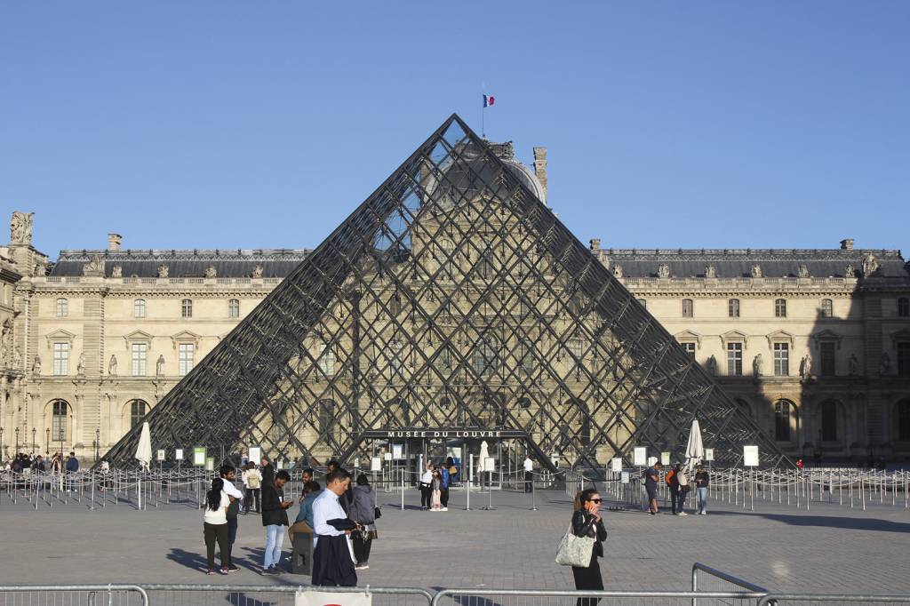 ASSIMILADA - Pirâmide do Louvre: o “delírio faraônico” virou um marco de Paris -