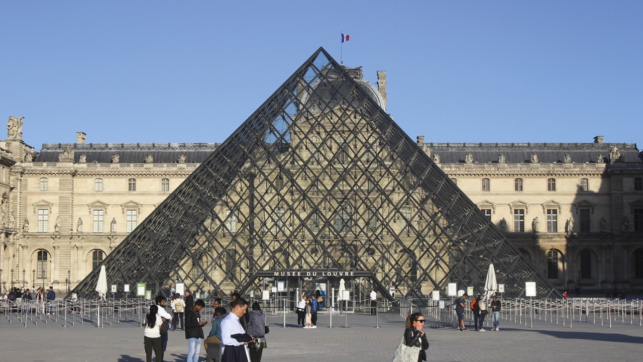 ASSIMILADA - Pirâmide do Louvre: o “delírio faraônico” virou um marco de Paris -