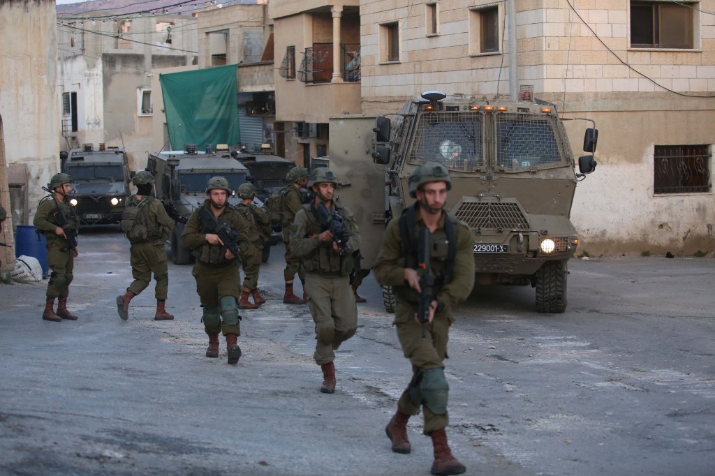 Forças israelenses destroem duas casas palestinas em Jenin, na Cisjordânia.