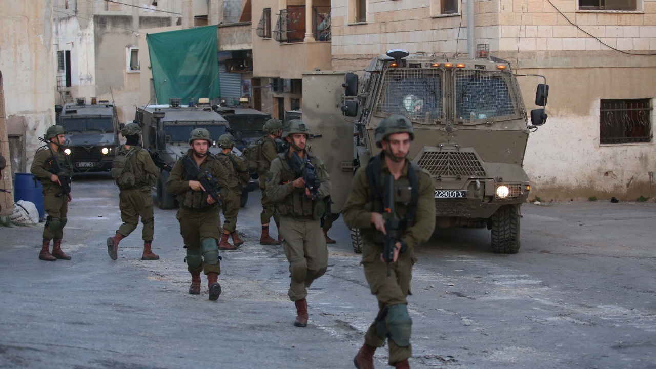 Forças israelenses destroem duas casas palestinas em Jenin, na Cisjordânia.