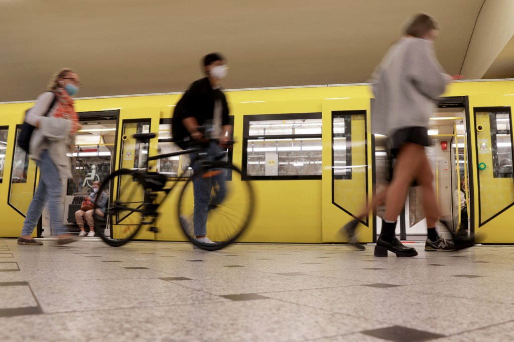 Pessoas descem do metrô na estação Zoologischer Garten, em Berlim. 15/09/2022