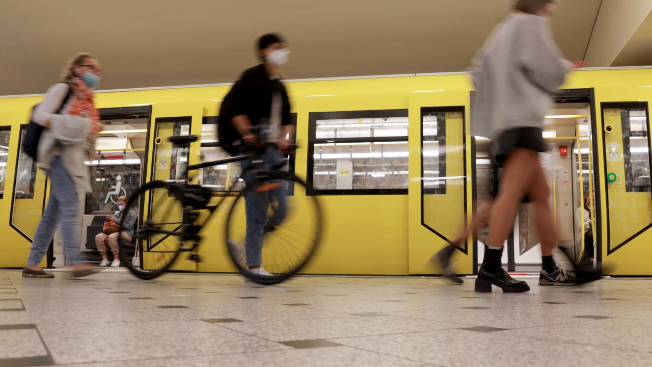 Pessoas descem do metrô na estação Zoologischer Garten, em Berlim. 15/09/2022