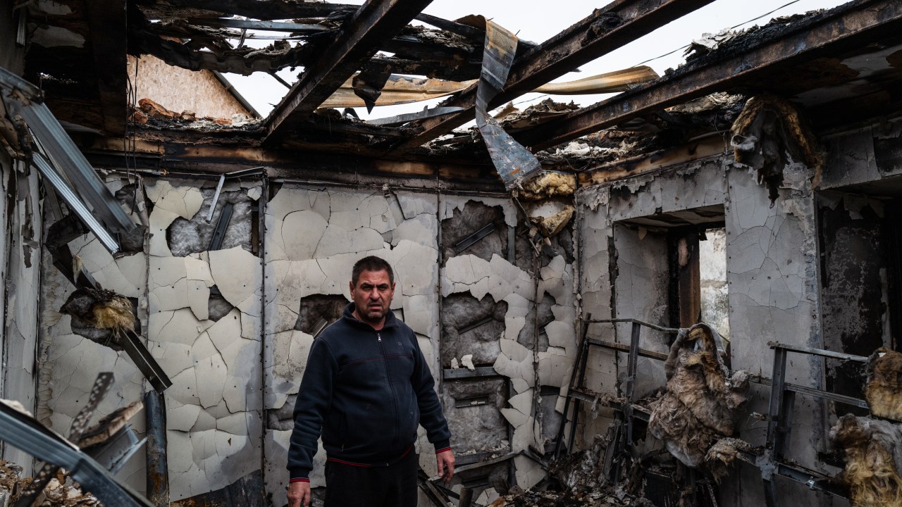 Homem está em sua casa destruída na aldeia recentemente retomada de Velyka Oleksandrivka em Kherson, na Ucrânia. 27/10/2022