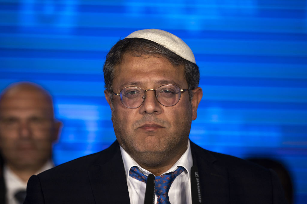 Ministro anti-árabe de Israel visita mesquita e enfurece palestinos