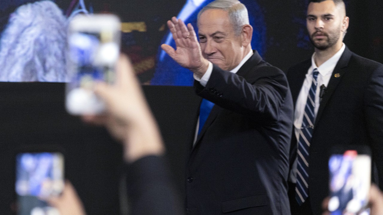 JERUSALÉM, ISRAEL: 02 DE NOVEMBRO: O ex-primeiro-ministro e líder do partido Likud Benjamin Netanyahu se dirige a seus apoiadores em Jerusalém Ocidental, Israel, em 02 de novembro de 2022.