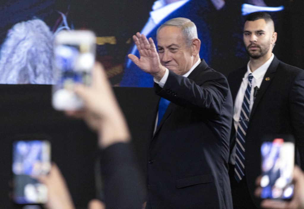 JERUSALÉM, ISRAEL: 02 DE NOVEMBRO: O ex-primeiro-ministro e líder do partido Likud Benjamin Netanyahu se dirige a seus apoiadores em Jerusalém Ocidental, Israel, em 02 de novembro de 2022.
