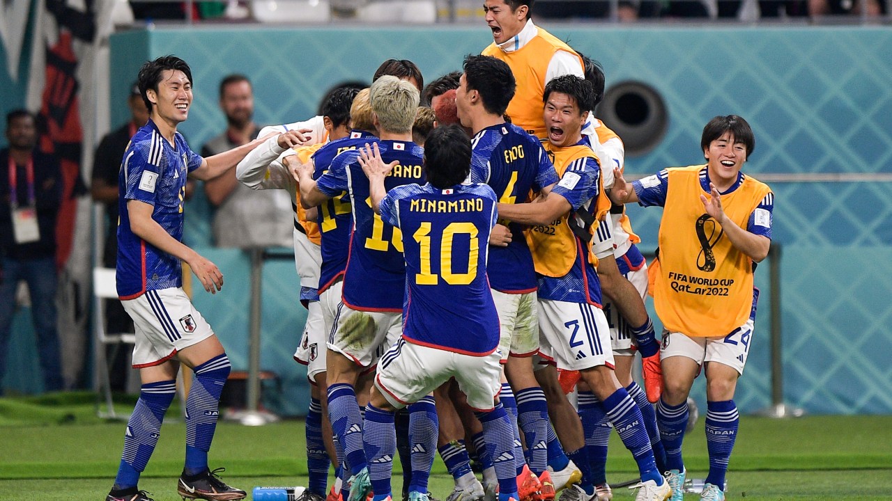 Japoneses comemoram o segundo gol na partida -
