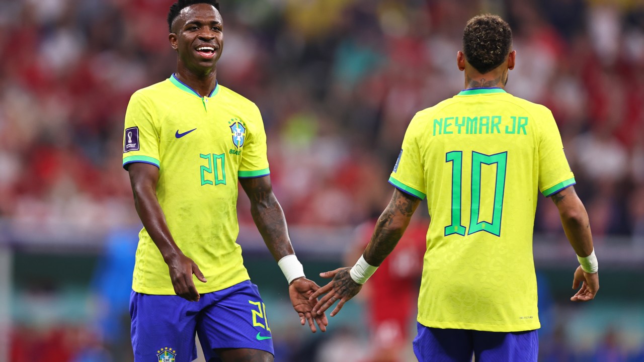 Vinicius Junior e Neymar durante a partida contra a Sérvia -