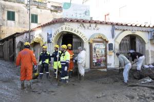 Landslide at the island of Ischia in Italy ILHA DE ISCHIA, ITÁLIA - 27 DE NOVEMBRO: Operadores de proteção civil estão trabalhando após um deslizamento de terra na ilha italiana de férias de Ischia, sul da Itália, em 27 de novembro de 2022