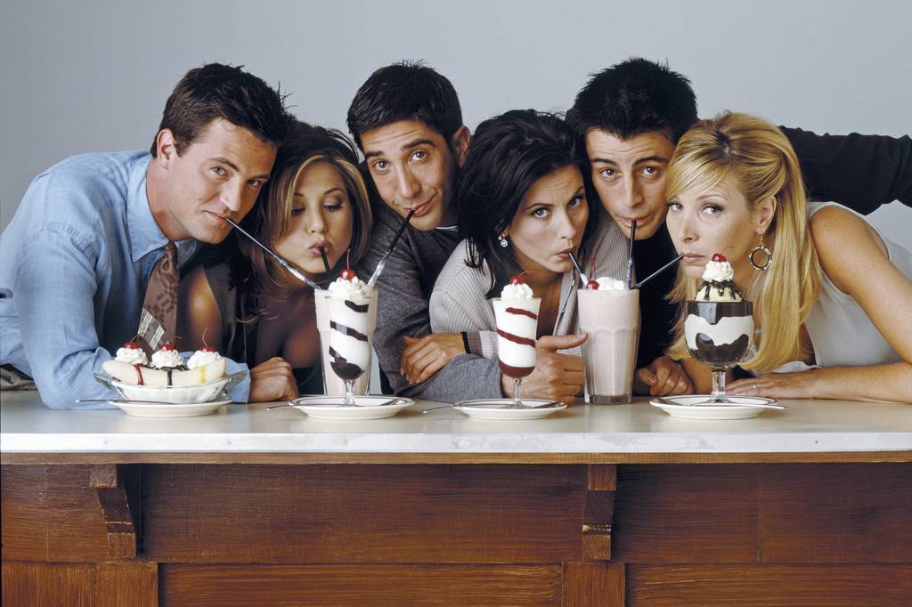 GettyImages-138425601.jpg ALTOS E BAIXOS - Matthew Perry ao lado dos colegas: o ator chegou a sair de clínicas de reabilitação para gravar Friends -