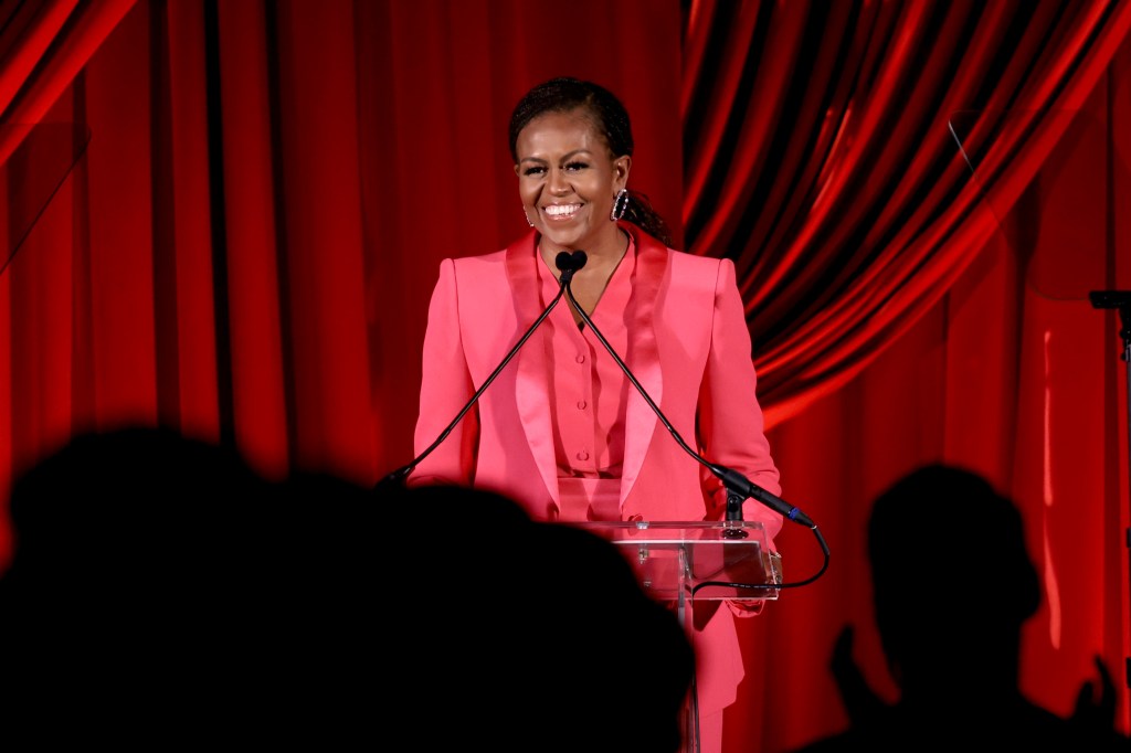 A ex-primeira-dama Michelle Obama fala no palco do Clooney Foundation For Justice Inaugural Albie Awards na Biblioteca Pública de Nova York. 29/09/2022