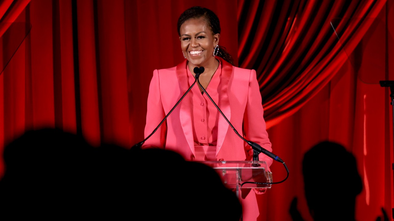 A ex-primeira-dama Michelle Obama fala no palco do Clooney Foundation For Justice Inaugural Albie Awards na Biblioteca Pública de Nova York. 29/09/2022