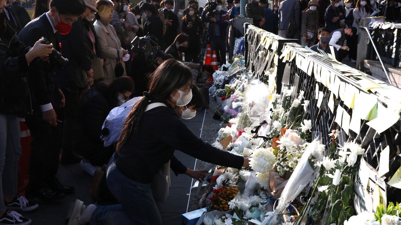 SEOUL, SOUTH KOREA - NOVEMBER 01: People pay tribute to the victims of the Halloween celebration stampede, on the street near the scene on November 01, 2022 in Seoul, South Korea. One hundred and fifty-one people have been reported killed and at least 150 others were injured in a deadly stampede on October 29 in Seoul's Itaewon district, after huge crowds of people gathered for Halloween parties, according to fire authorities. (Photo by Chung Sung-Jun/Getty Images)