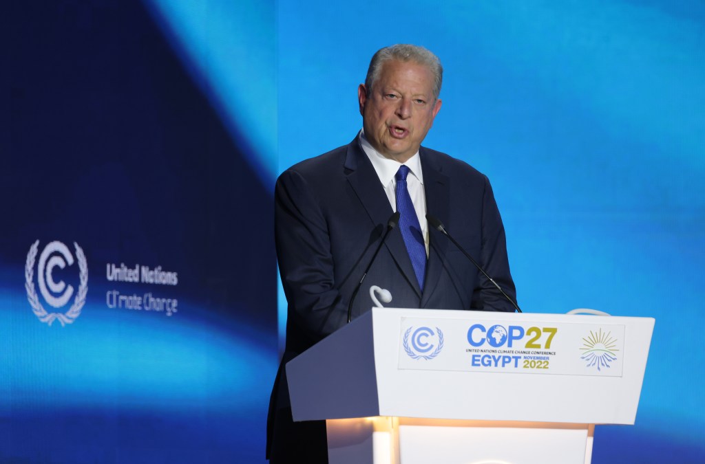 SHARM EL SHEIKH, EGITO - 07 DE NOVEMBRO: Al Gore fala durante a Cúpula de Implementação Climática de Sharm El-Sheikh (SCIS) da conferência climática UNFCCC COP27 em 07 de novembro de 2022 em Sharm El Sheikh, Egito. A conferência está reunindo líderes políticos e representantes de 190 países para discutir tópicos relacionados ao clima, incluindo adaptação às mudanças climáticas, financiamento climático, descarbonização, agricultura e biodiversidade. A conferência acontece de 6 a 18 de novembro