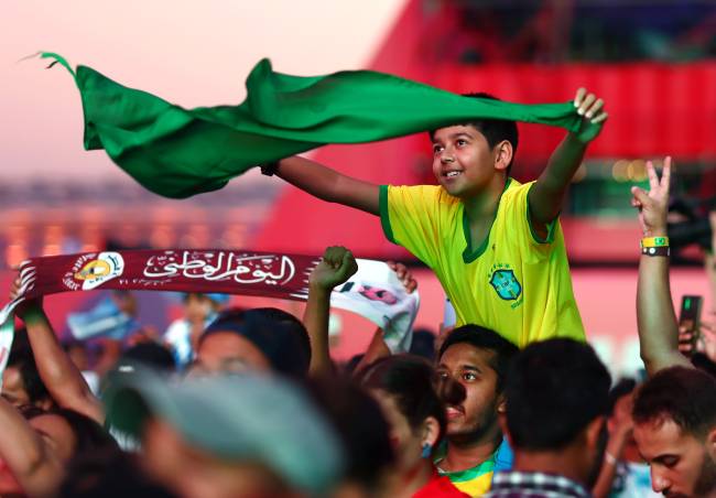 Torcedores no Catar com a canarinho: símbolo internacional de quem gosta de futebol