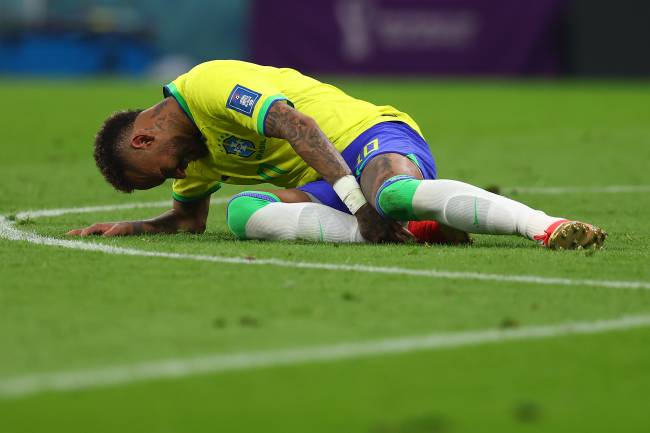 Neymar teve lesão constatada no tornozelo direito -
