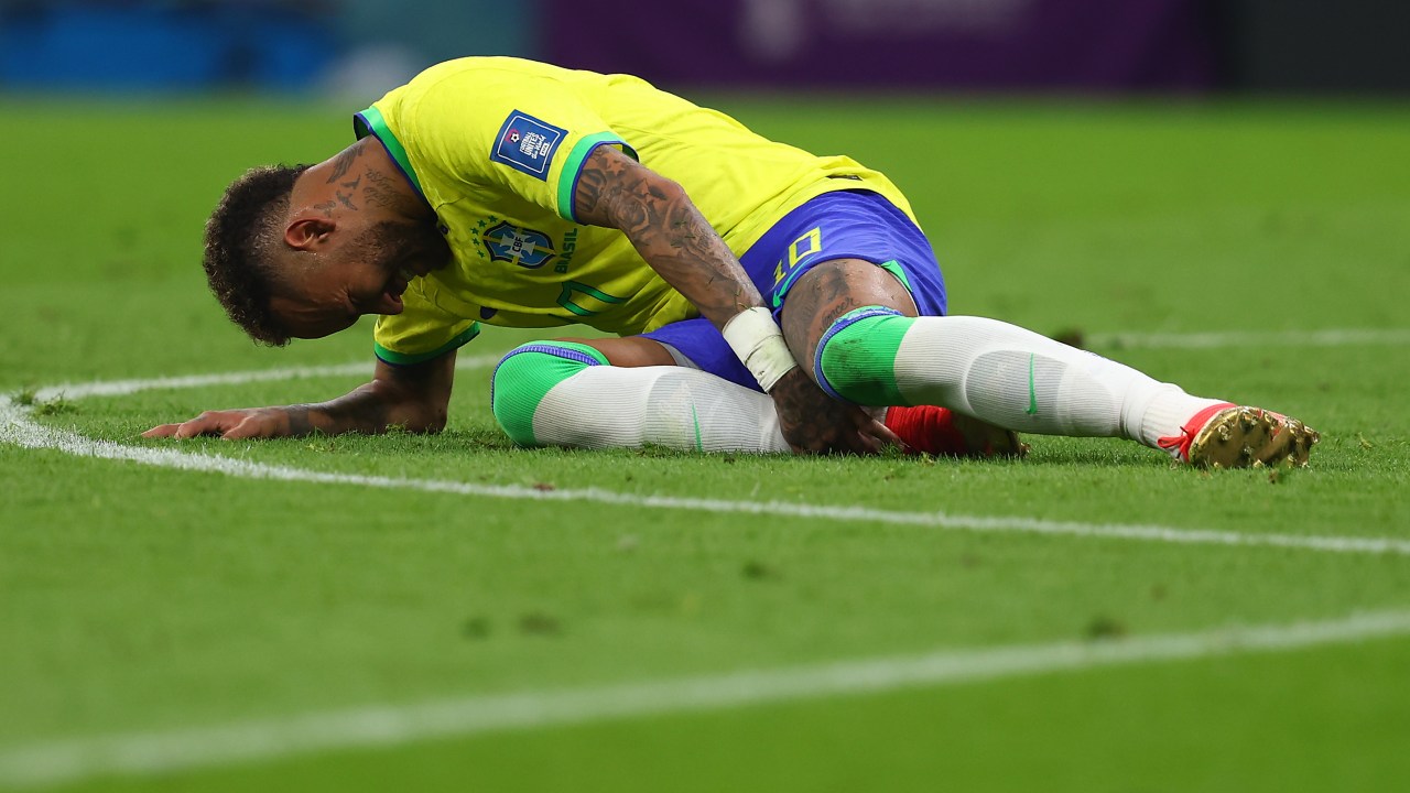 Neymar teve lesão constatada no tornozelo direito -