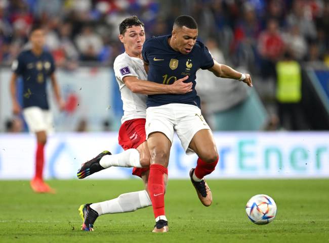 Kylian Mbappe é parado com falta por Andreas Christensen Kylian Mbappe é parado com falta por Andreas Christensen