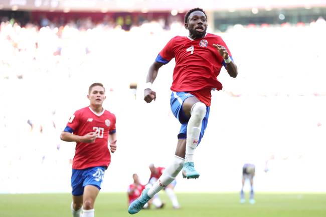Keysher Fuller celebra o gol que manteve a Costa Rica viva na Copa do Mundo