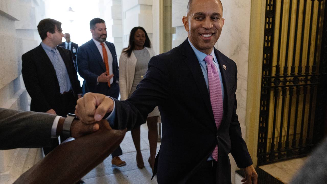 O deputado Hakeem Jeffries (D-NY) é parabenizado ao entrar no Capitólio dos EUA depois de ter sido eleito líder democrata da Câmara para o 118º Congresso no Capitólio, em Washington, DC, Estados Unidos. 30/11/2022