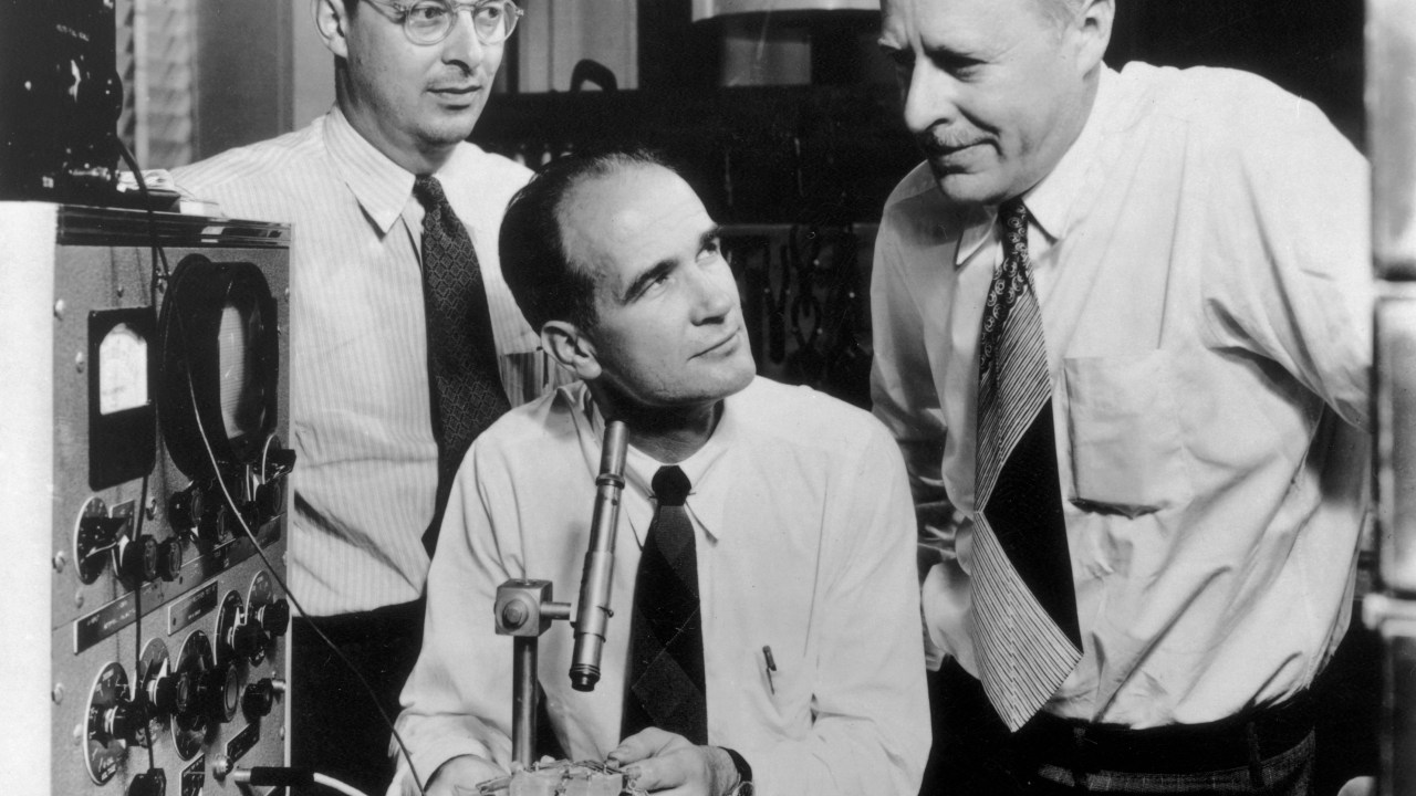 circa 1955: Nobel Prize winning American physicists (L-R) John Bardeen (1908 - 1991), William Shockley (1910 - 1989) and Walter Brattain (1902 - 1987), who invented transistors, conduct an experiment. (Photo by Hulton Archive/Getty Images)