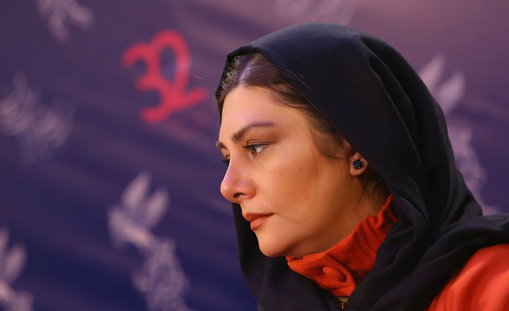 Enxadrista iraniana compete sem hijab, e Irã diz que ela não