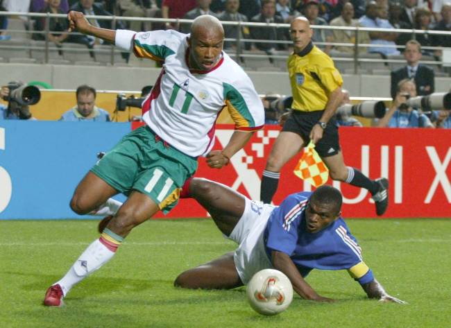 Diouf e Desailly no jogo de abertura da Copa de 2002 -