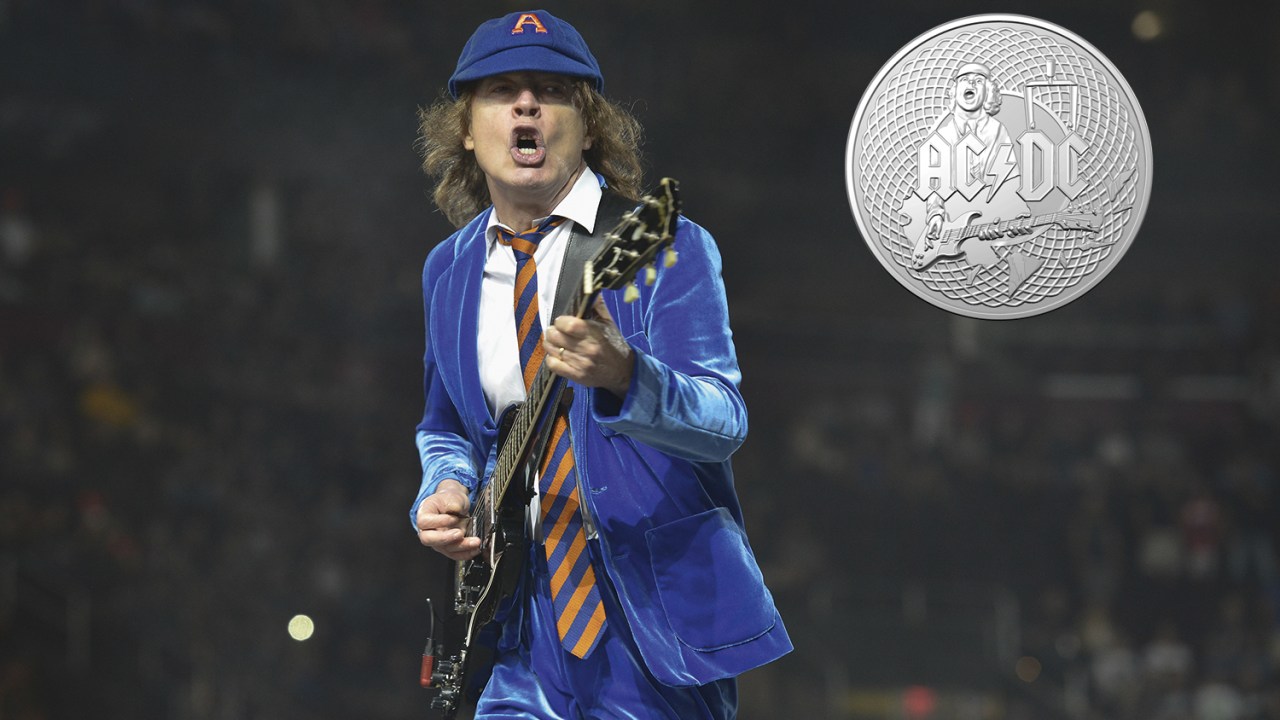 ANGUS YOUNG - A figura do lendário guitarrista do AC/DC estampará, a partir de janeiro, moedas de 1 dólar australiano. A edição será limitada e destina-se principalmente a colecionadores -