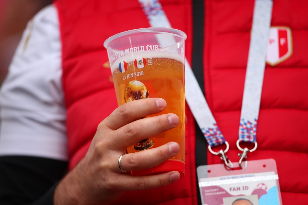 Torcedor peruano com cerveja em estádio da Copa da Rússia